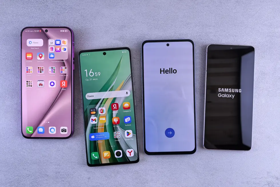 Quatre téléphones intelligents allumés, posés côte à côte