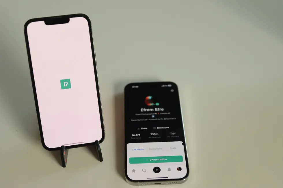 Deux téléphones intelligents sur un bureau gris