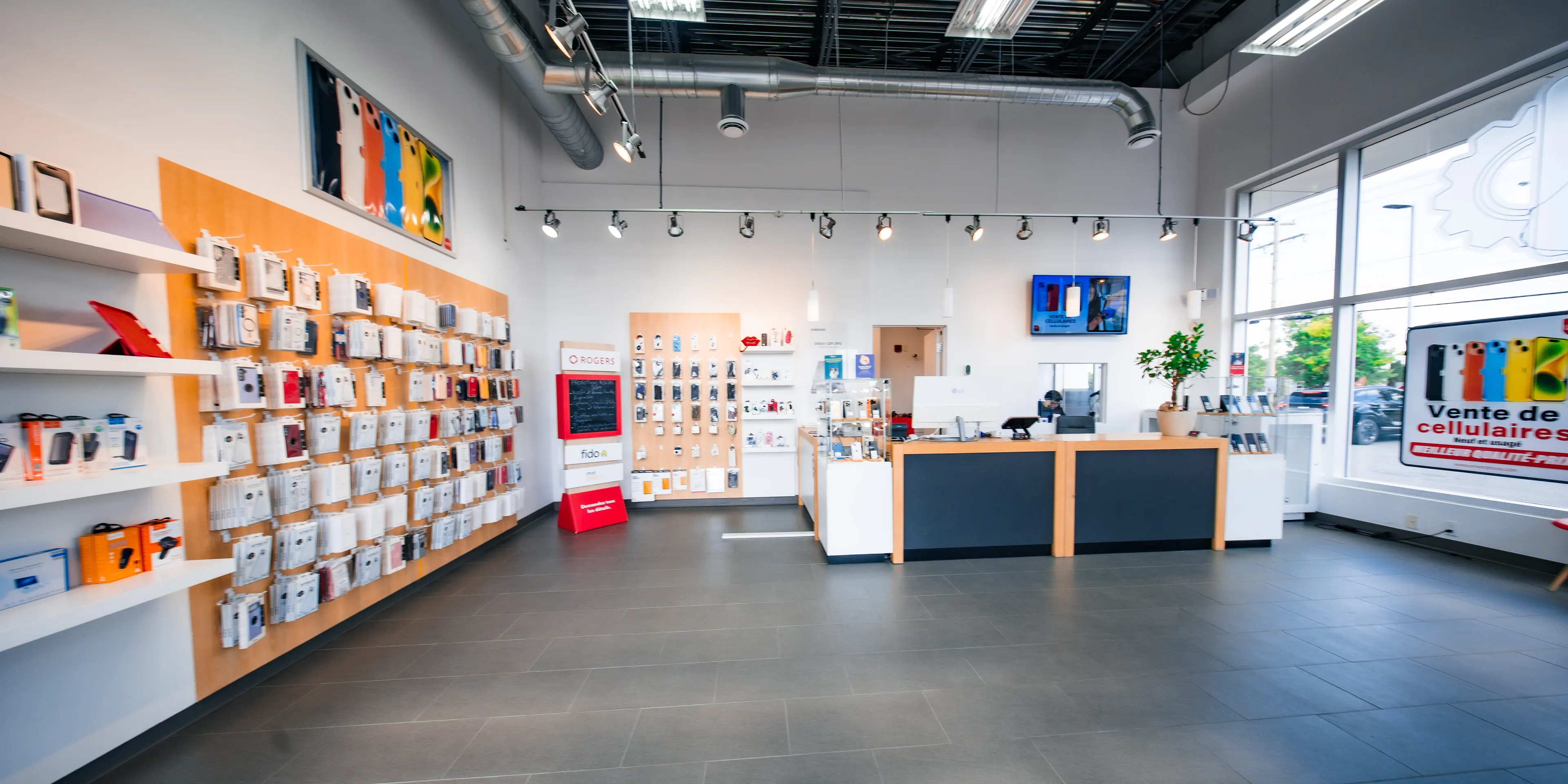 Intérieur de la boutique Univer Phone du 210 25e Avenue, avec son mur d'accessoires et son comptoir
